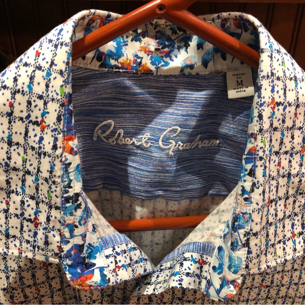 Robert Graham men’s button front luxury shirt. Sharp print w/flip cuffs. Medium